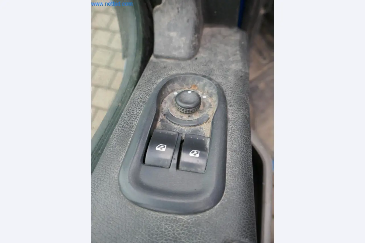 BGA, zásoby, montážní materiál a vozidla z divize střešních krytin.-5