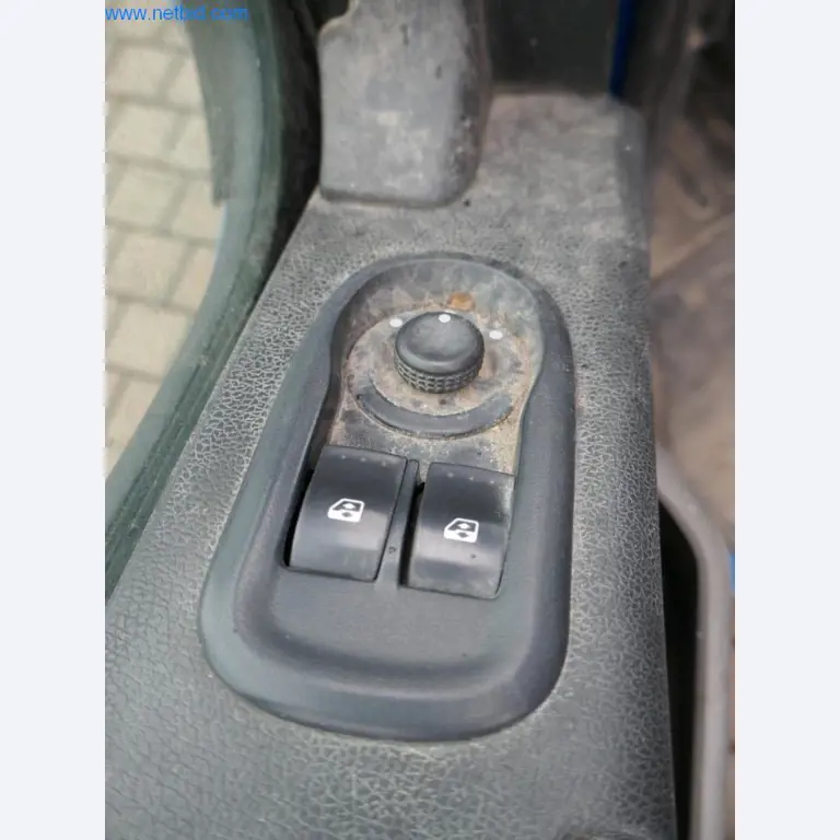BGA, zásoby, montážní materiál a vozidla z divize střešních krytin.-5