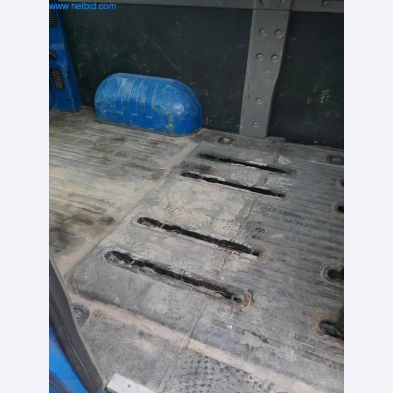 BGA, zásoby, montážní materiál a vozidla z divize střešních krytin.-7