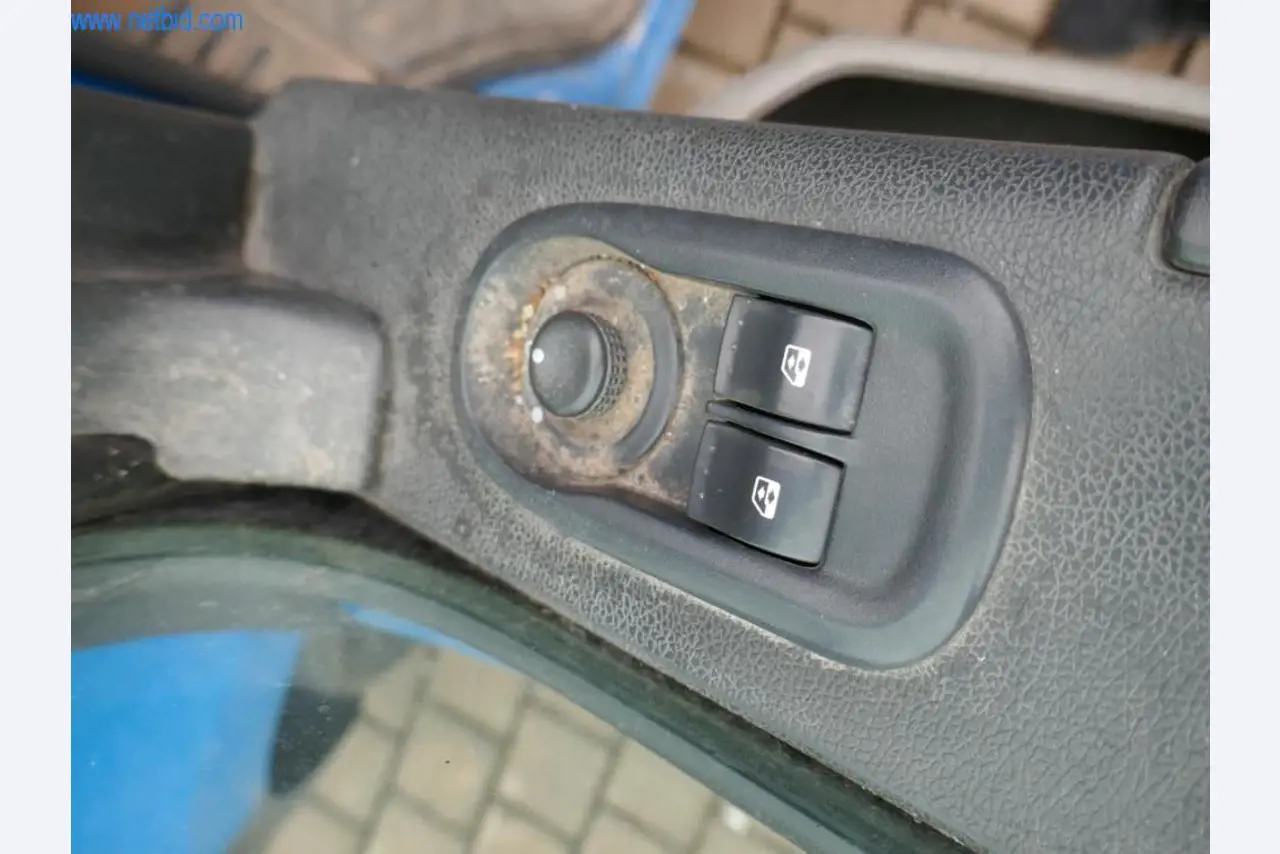 BGA, zásoby, montážní materiál a vozidla z divize střešních krytin.-7