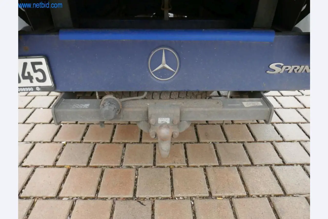 BGA, zásoby, montážní materiál a vozidla z divize střešních krytin.-8