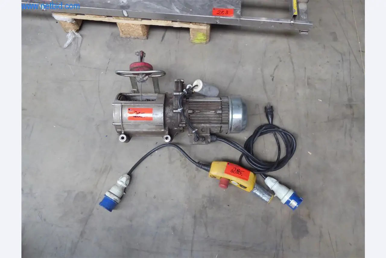 BGA, Warenvorräte, Montagematerial und Fahrzeuge aus dem Bereich Dachdeckerei-1