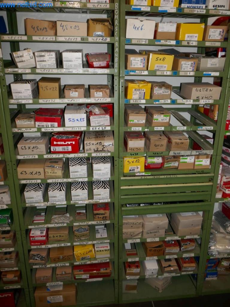 BGA, zapasy, materiały montażowe i pojazdy z działu pokryć dachowych-14