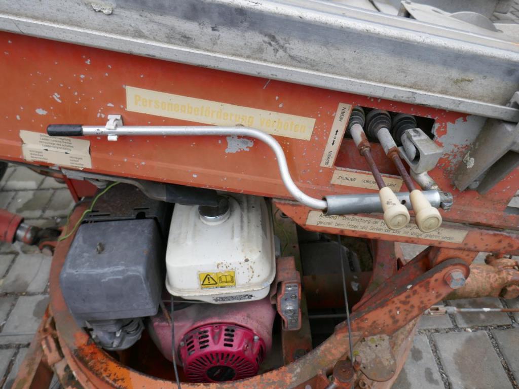 BGA, zapasy, materiały montażowe i pojazdy z działu pokryć dachowych-6