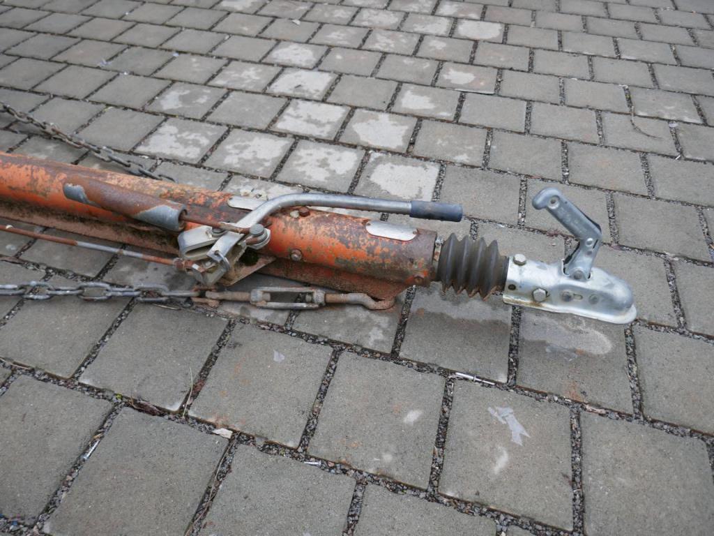 BGA, zapasy, materiały montażowe i pojazdy z działu pokryć dachowych-9