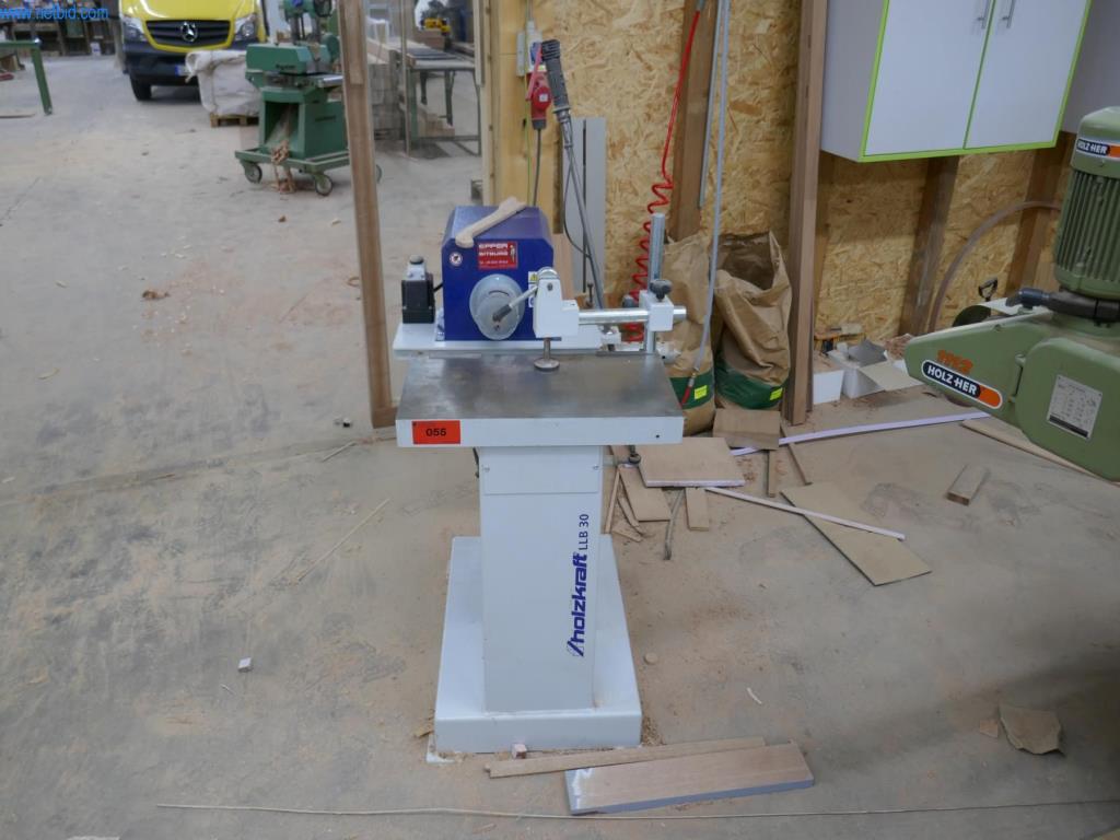 BGA, zapasy, materiały montażowe i pojazdy z działu stolarki otworowej-1