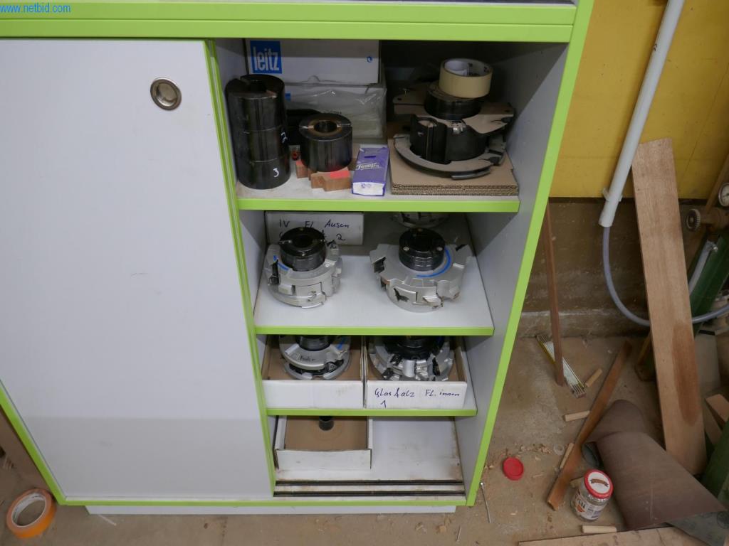 BGA, zaloge, montažni material in vozila iz oddelka za mizarstvo.-10