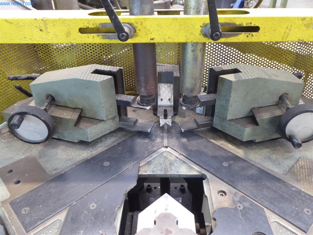 BGA, zapasy, materiały montażowe i pojazdy z działu konstrukcji okien i fasad-3