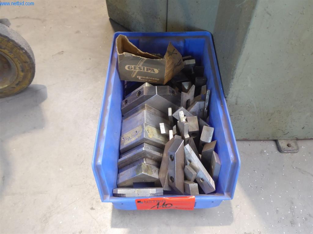 BGA, zapasy, materiały montażowe i pojazdy z działu konstrukcji okien i fasad-4