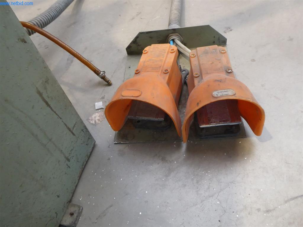 BGA, zapasy, materiały montażowe i pojazdy z działu konstrukcji okien i fasad-6