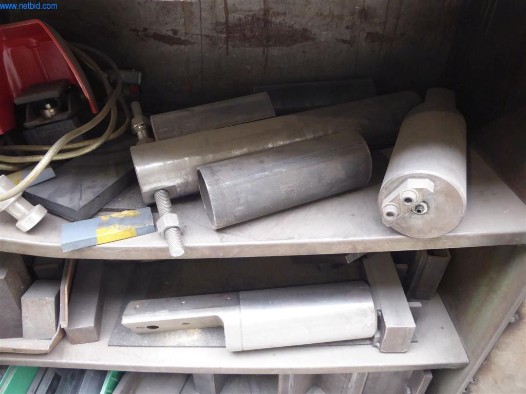 BGA, zásoby, montážní materiál a vozidla z divize výroby oken a fasád.-10