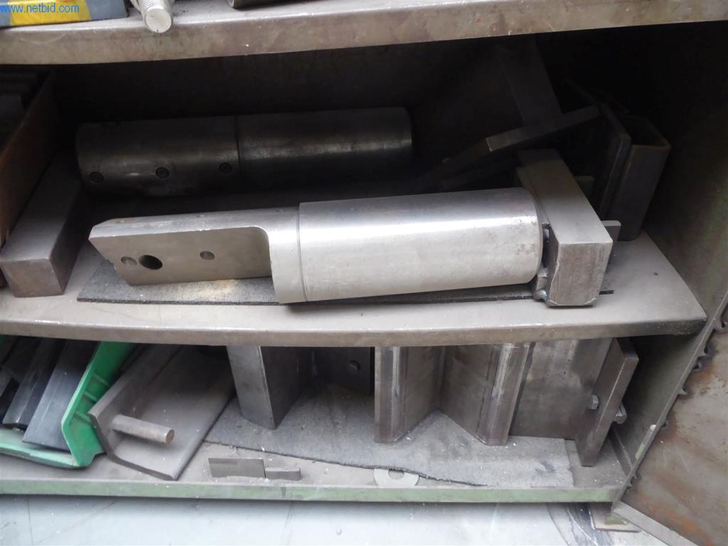 BGA, zásoby, montážní materiál a vozidla z divize výroby oken a fasád.-12