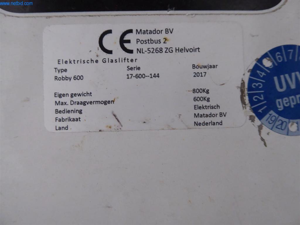 BGA, zapasy, materiały montażowe i pojazdy z działu konstrukcji okien i fasad-3