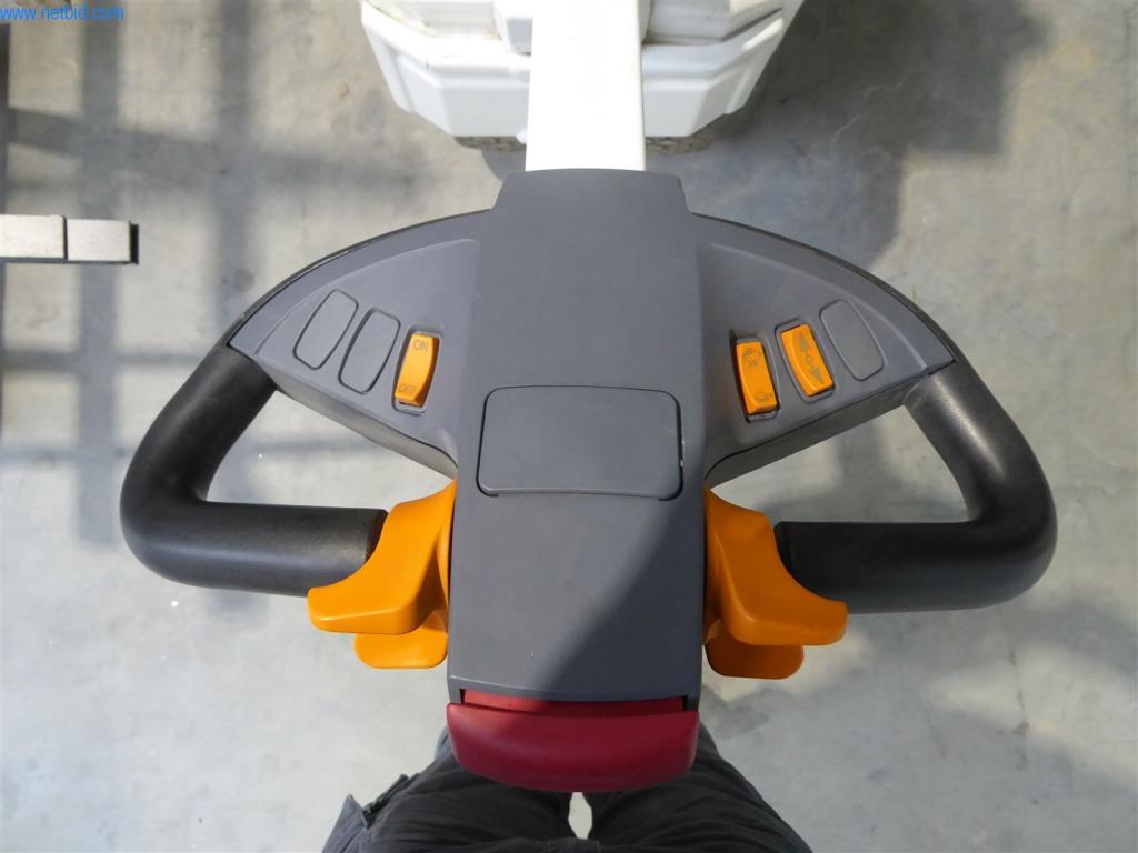 BGA, zapasy, materiały montażowe i pojazdy z działu konstrukcji okien i fasad-4