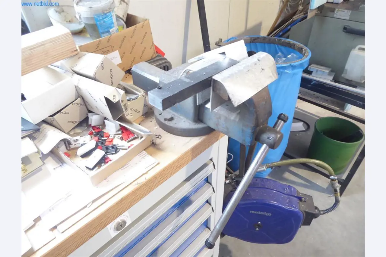 BGA, zaloge, montažni material in vozila iz oddelka za izdelavo oken in fasad-3