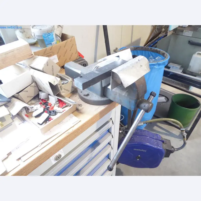 BGA, zaloge, montažni material in vozila iz oddelka za izdelavo oken in fasad-3