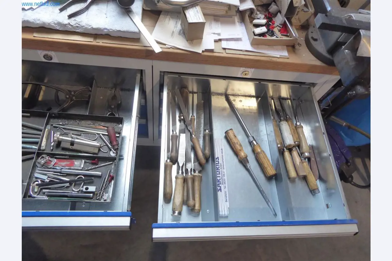 BGA, zaloge, montažni material in vozila iz oddelka za izdelavo oken in fasad-5