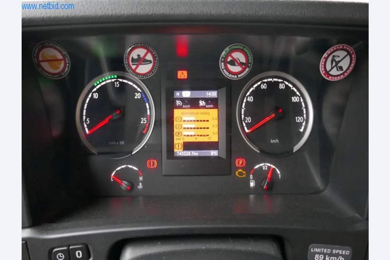 Machines de construction et véhicules-12