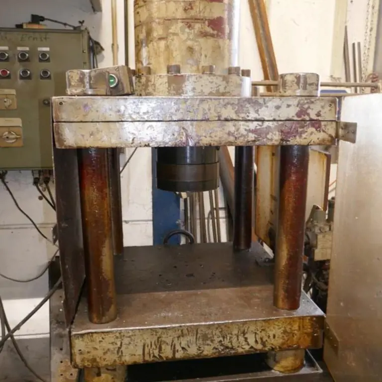 Sintering press