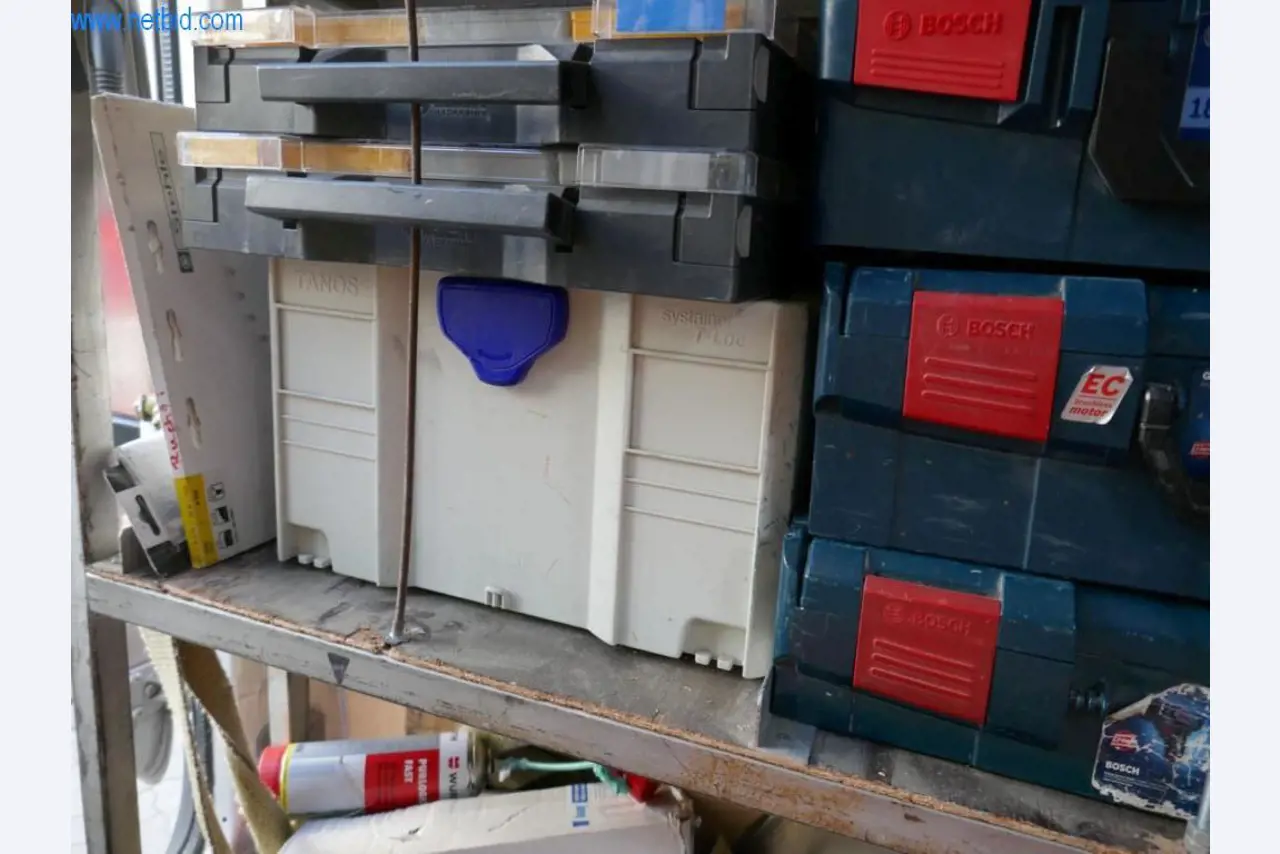 Parc de machines pour l'aménagement d'objets et de magasins-1