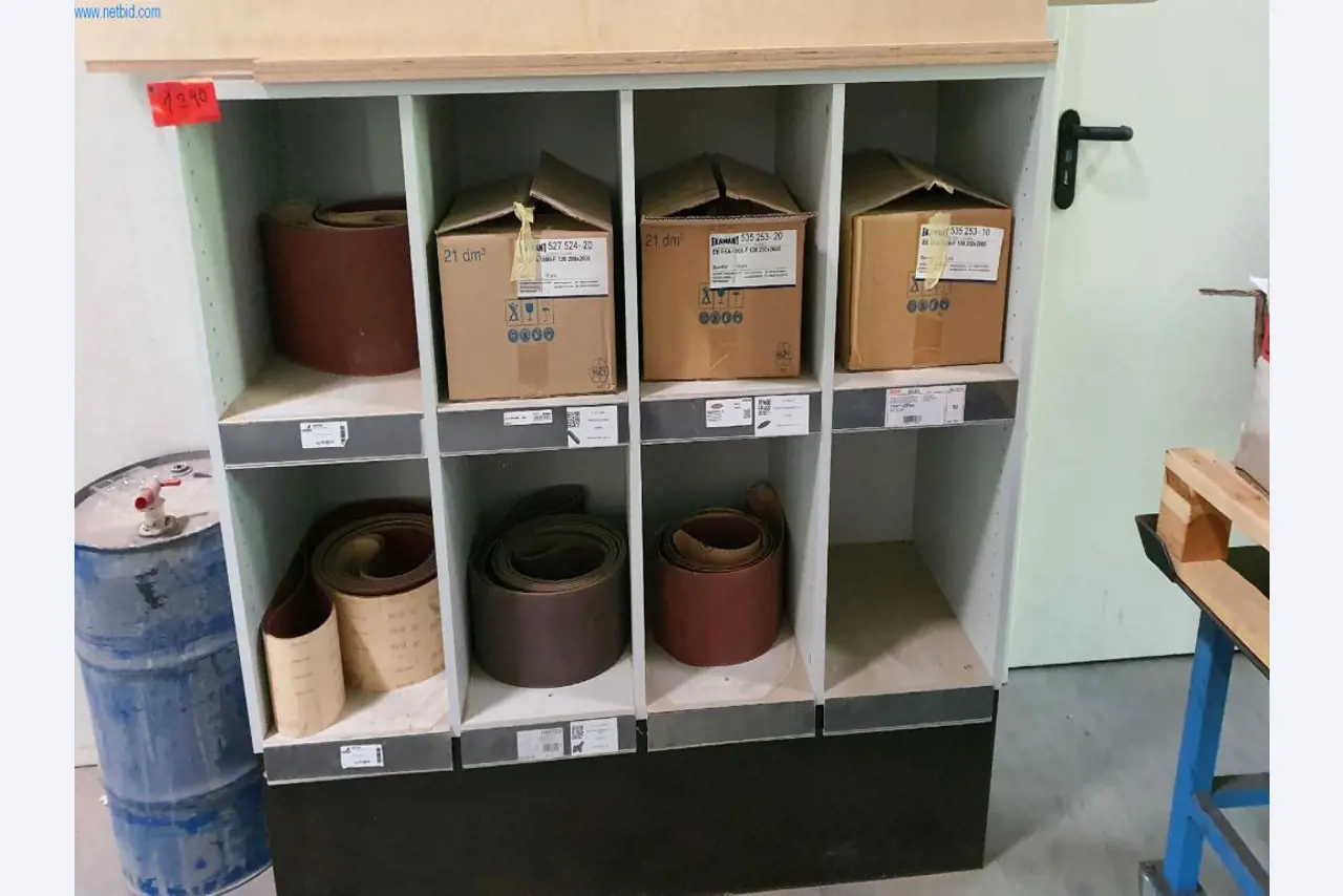 Parc de machines pour l'aménagement d'objets et de magasins-1