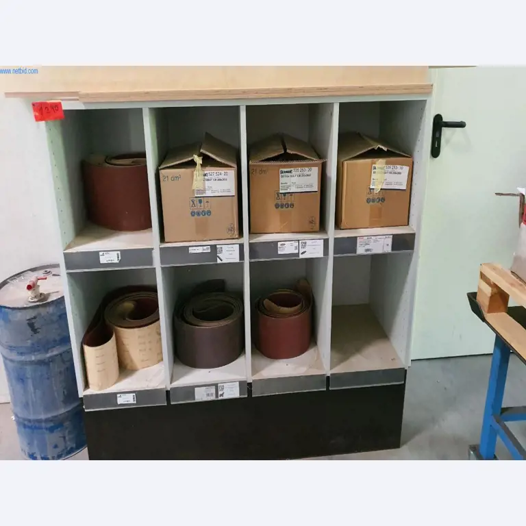 Parc de machines pour l'aménagement d'objets et de magasins-1