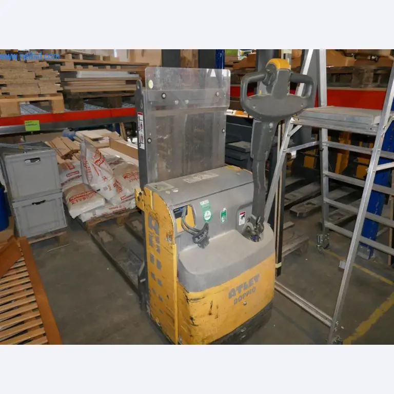 Parc de machines pour l'aménagement d'objets et de magasins-1