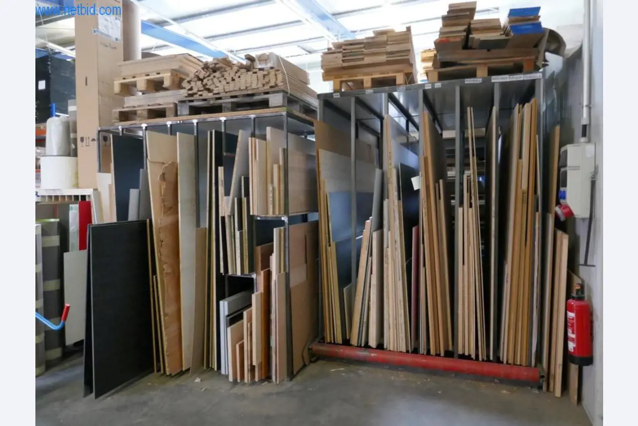 Parc de machines pour l'aménagement d'objets et de magasins-1