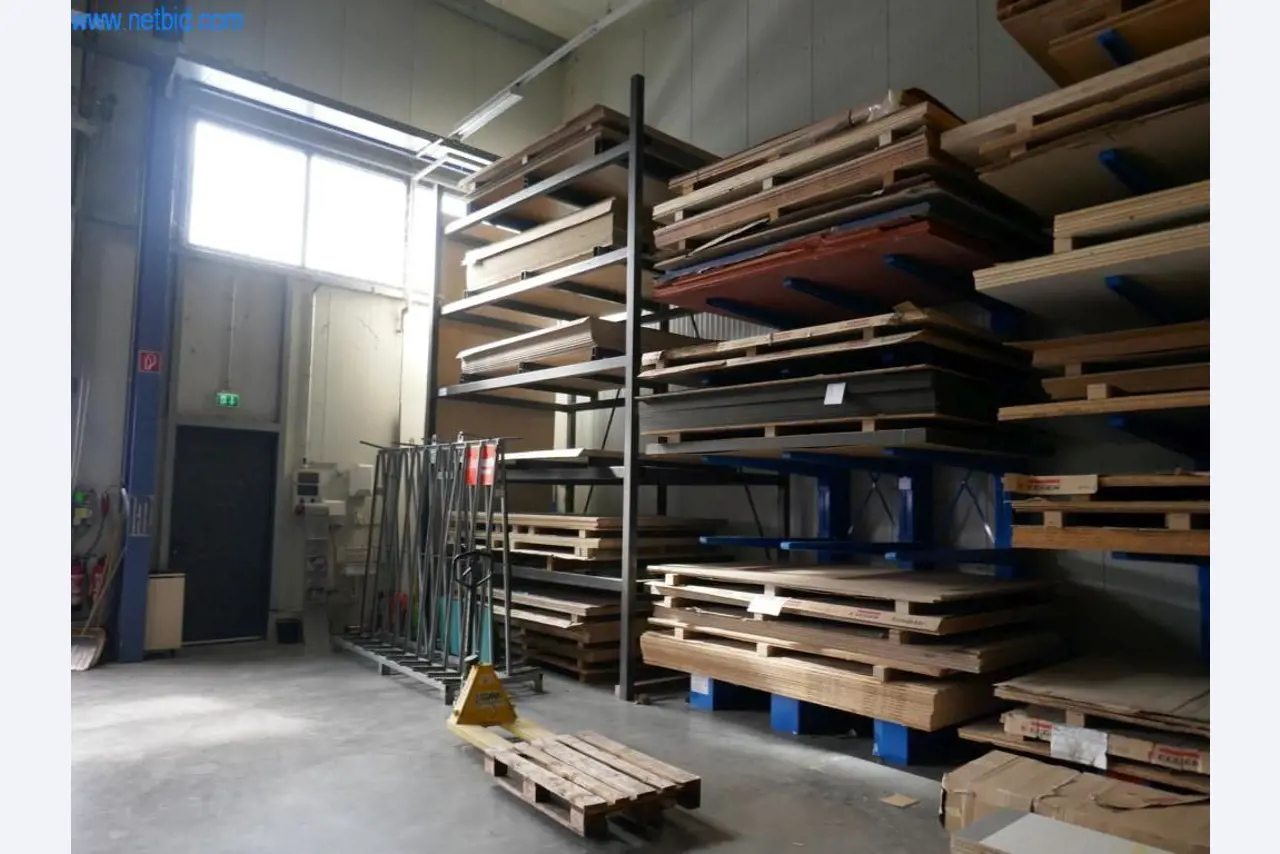 Parc de machines pour l'aménagement d'objets et de magasins-1