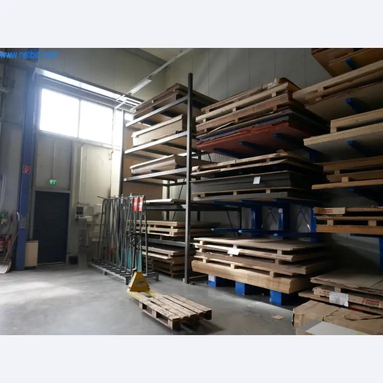 Parc de machines pour l'aménagement d'objets et de magasins-1