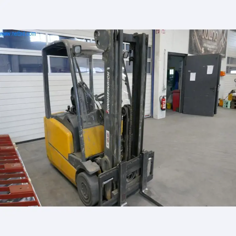 Parc de machines pour l'aménagement d'objets et de magasins-2