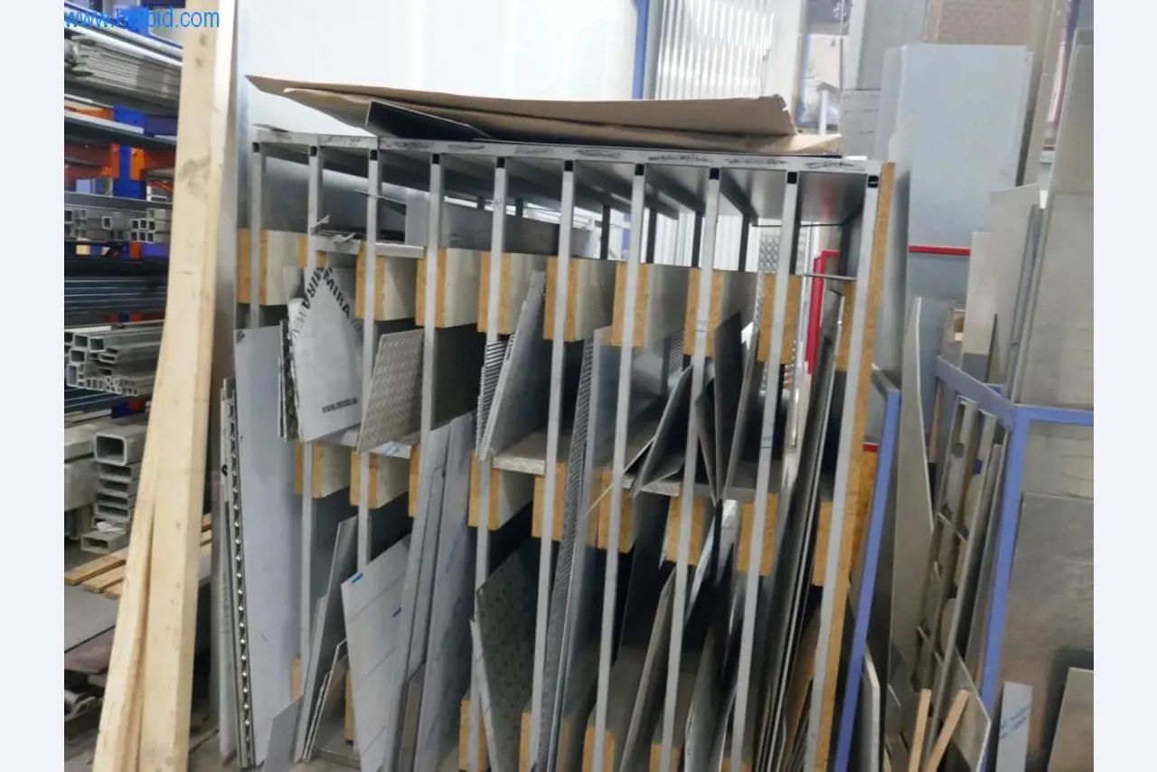 Parc de machines pour l'aménagement d'objets et de magasins-1