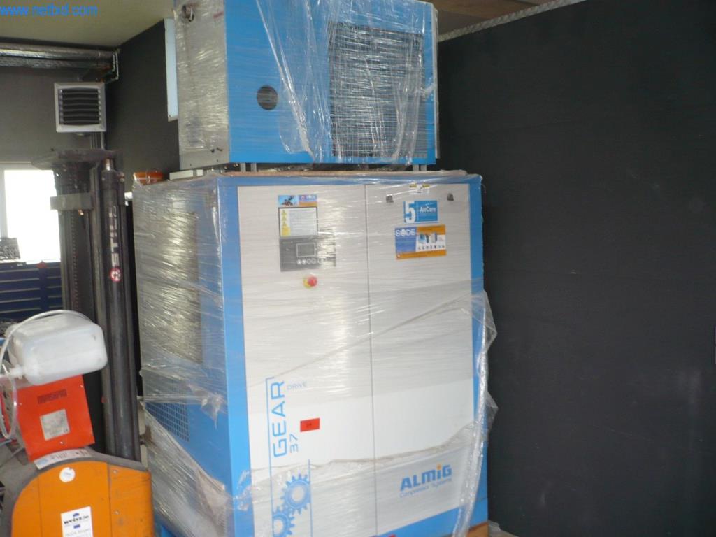 Firma sprzątająca z systemami do wydmuchiwania suchego lodu-1