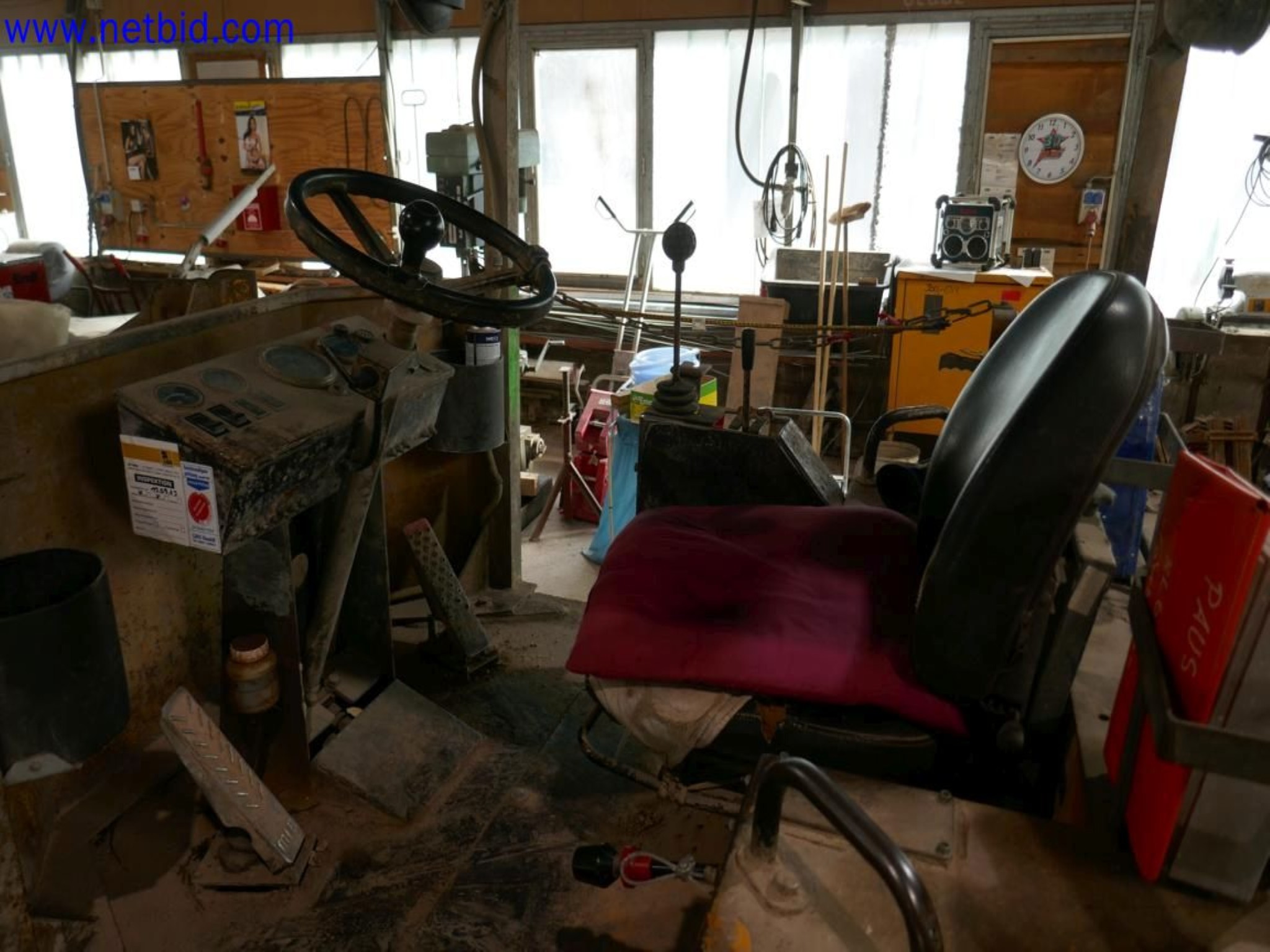 Sprzęt operacyjny i biurowy z sektora górniczego-3