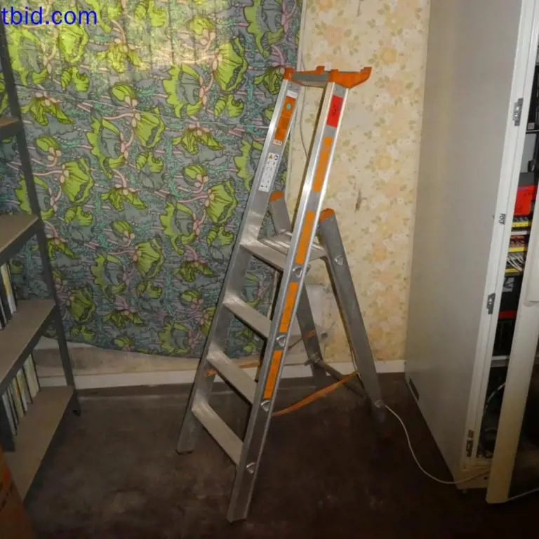Aluminum stepladder Layher