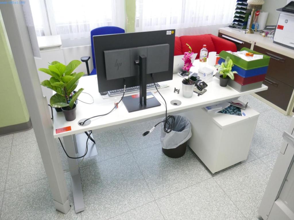 Equipamiento hospitalario e instalaciones informáticas-1