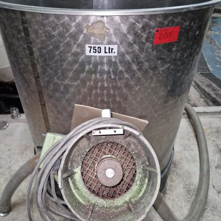 Stainless steel container with agitator