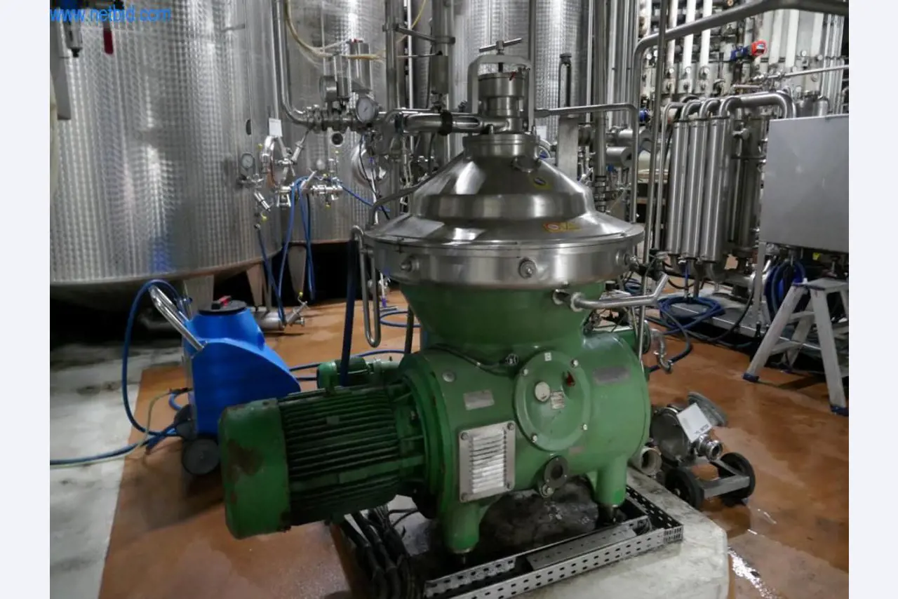 Machines, accessoires de machines, véhicules et stock de vins mousseux-1