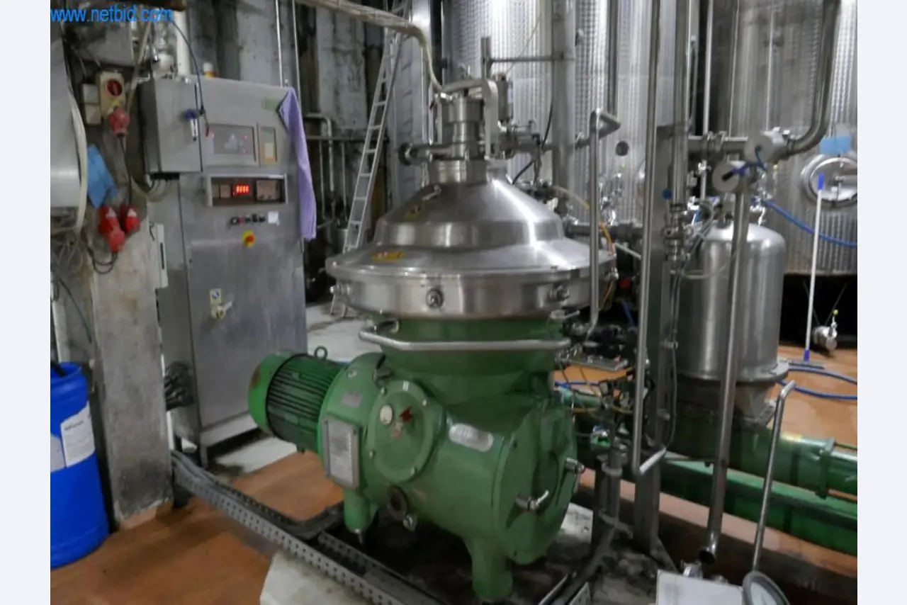 Machines, accessoires de machines, véhicules et stock de vins mousseux-2