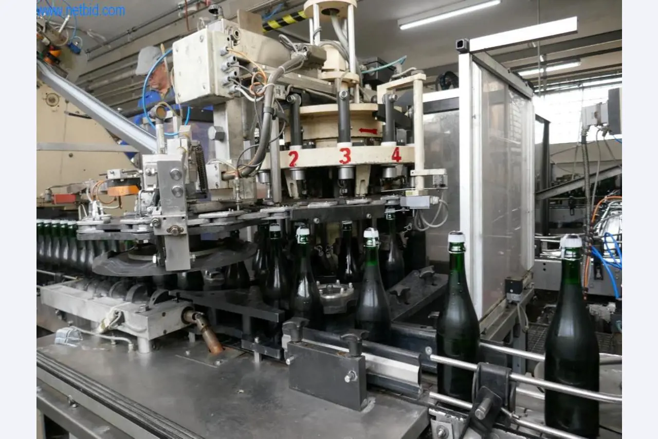 Máquinas, acessórios para máquinas, veículos e armazém de vinhos espumantes-44