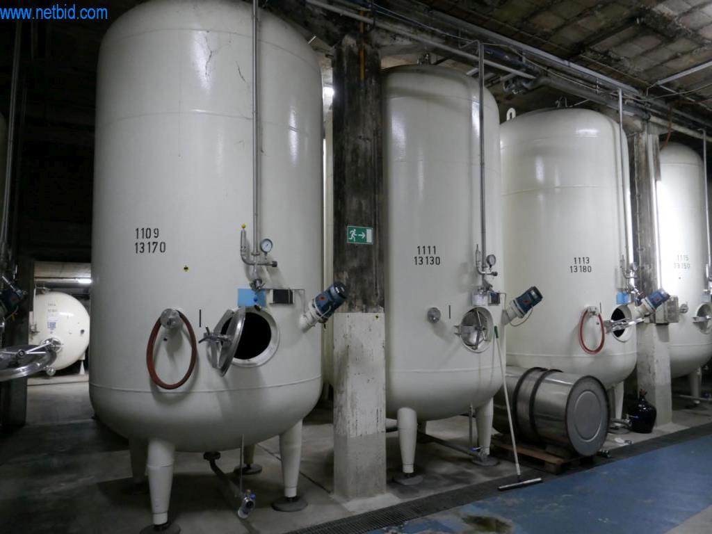 Machines, accessoires de machines, véhicules et stock de vins mousseux-2