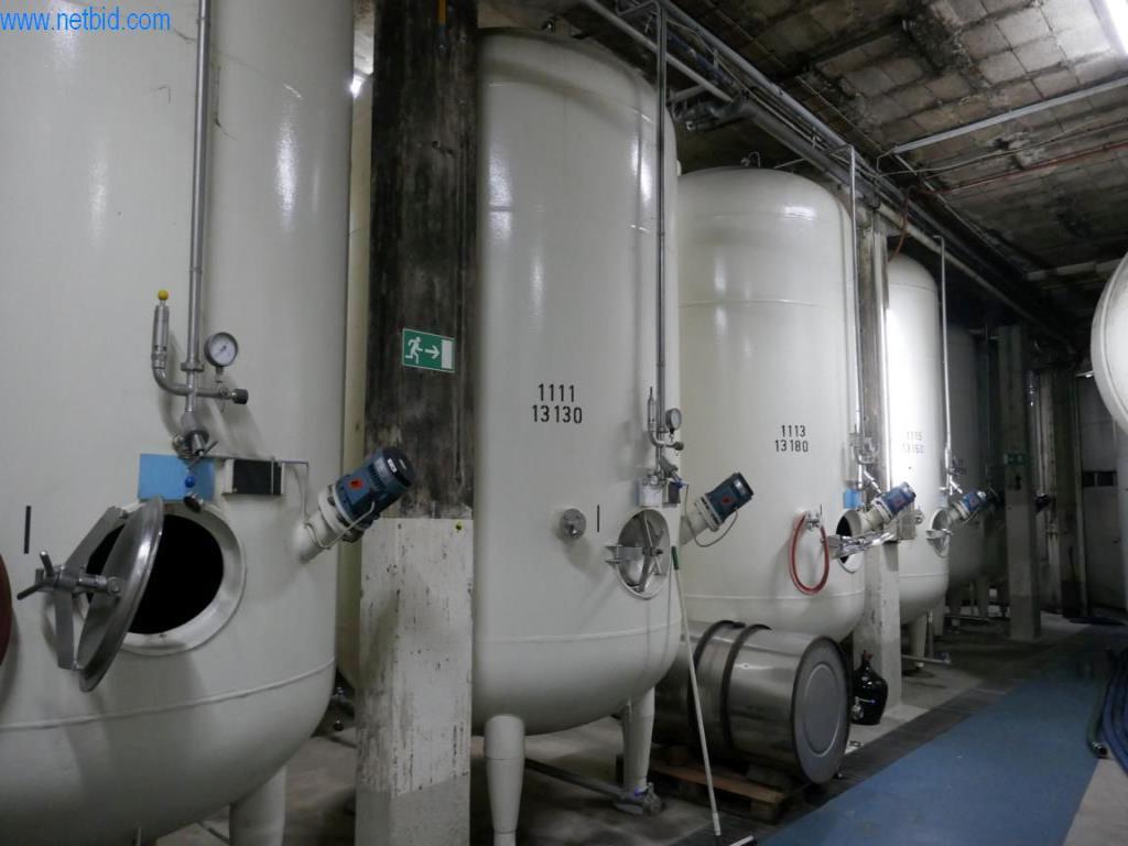 Machines, accessoires de machines, véhicules et stock de vins mousseux-3