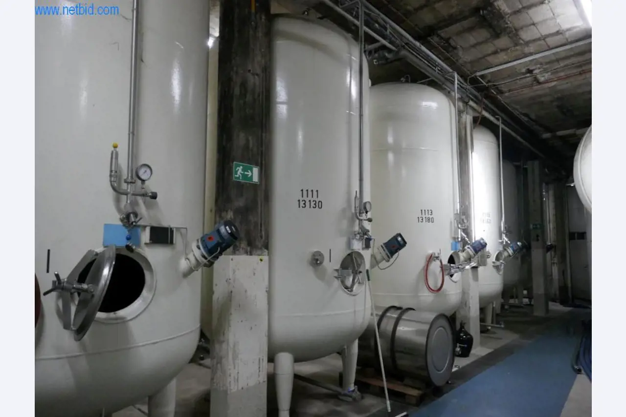 Máquinas, acessórios para máquinas, veículos e armazém de vinhos espumantes-3