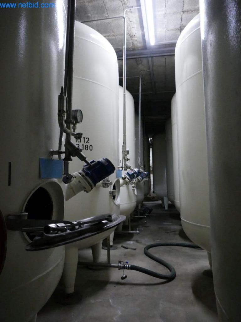 Machines, accessoires de machines, véhicules et stock de vins mousseux-4