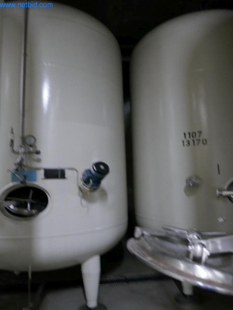 Machines, accessoires de machines, véhicules et stock de vins mousseux-5