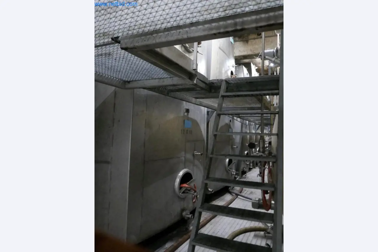 Máquinas, acessórios para máquinas, veículos e armazém de vinhos espumantes-8