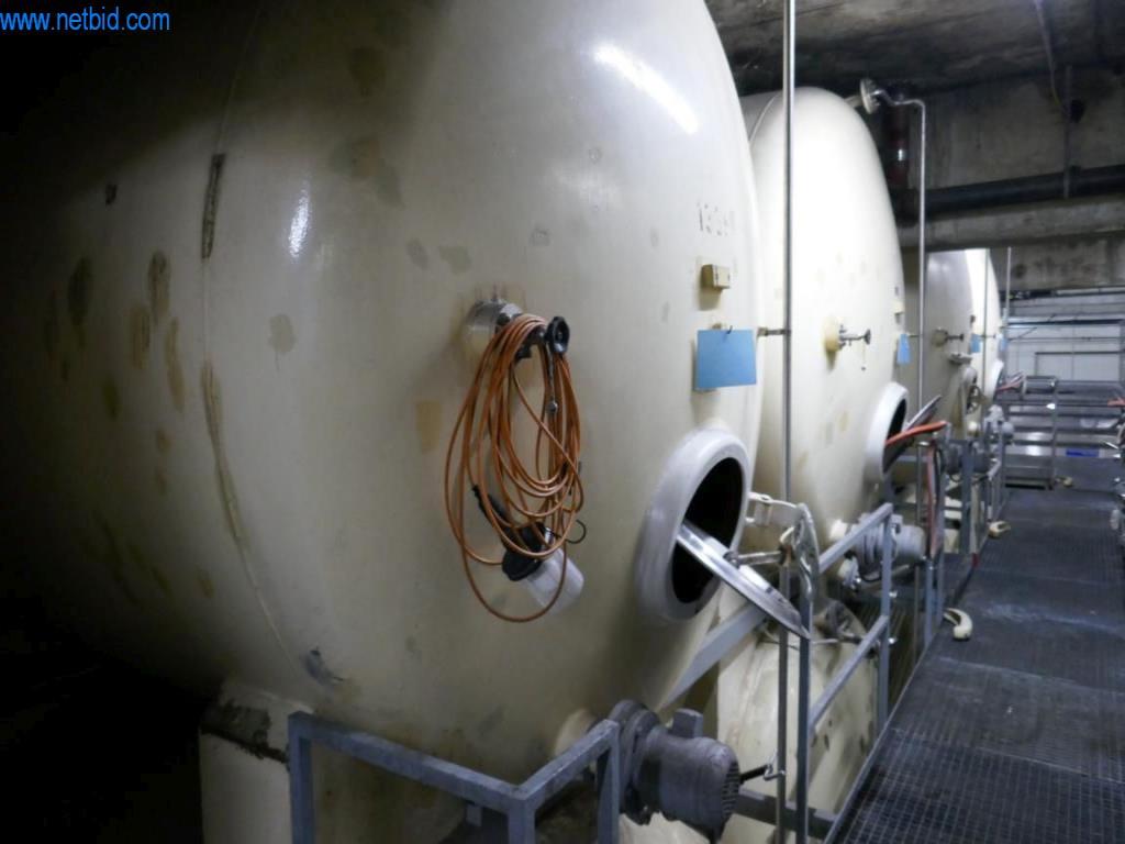 Stroje, příslušenství strojů, vozidla a sklad šumivého vína-4