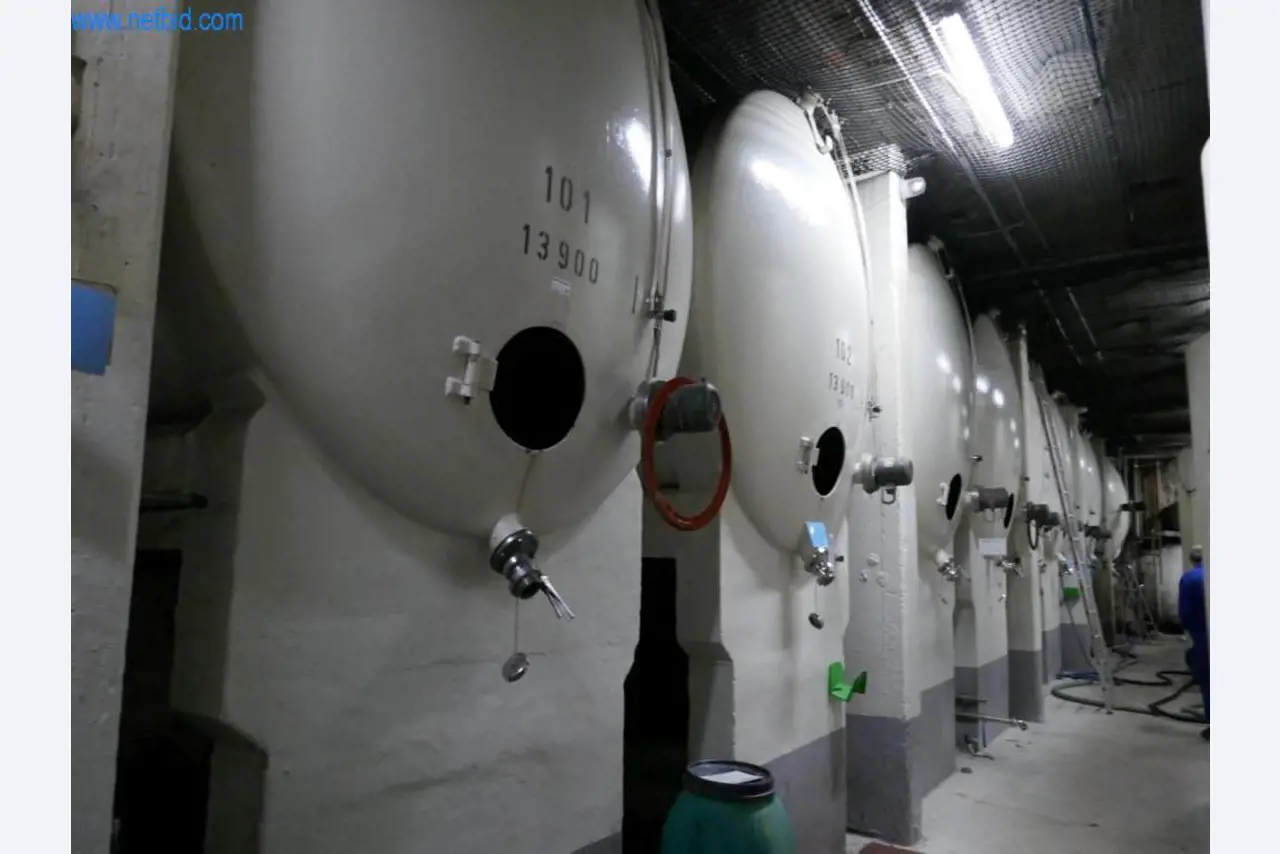 Máquinas, acessórios para máquinas, veículos e armazém de vinhos espumantes-1