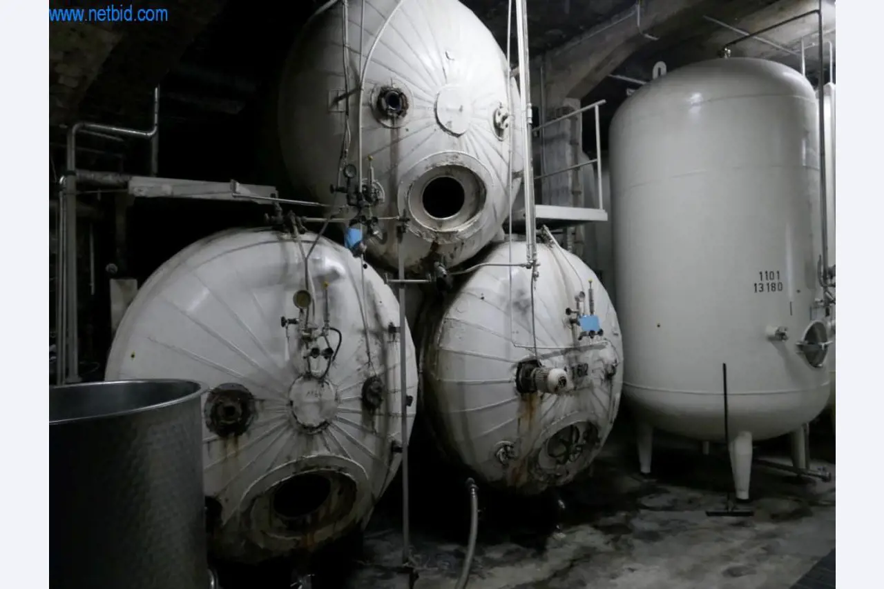 Máquinas, acessórios para máquinas, veículos e armazém de vinhos espumantes-1