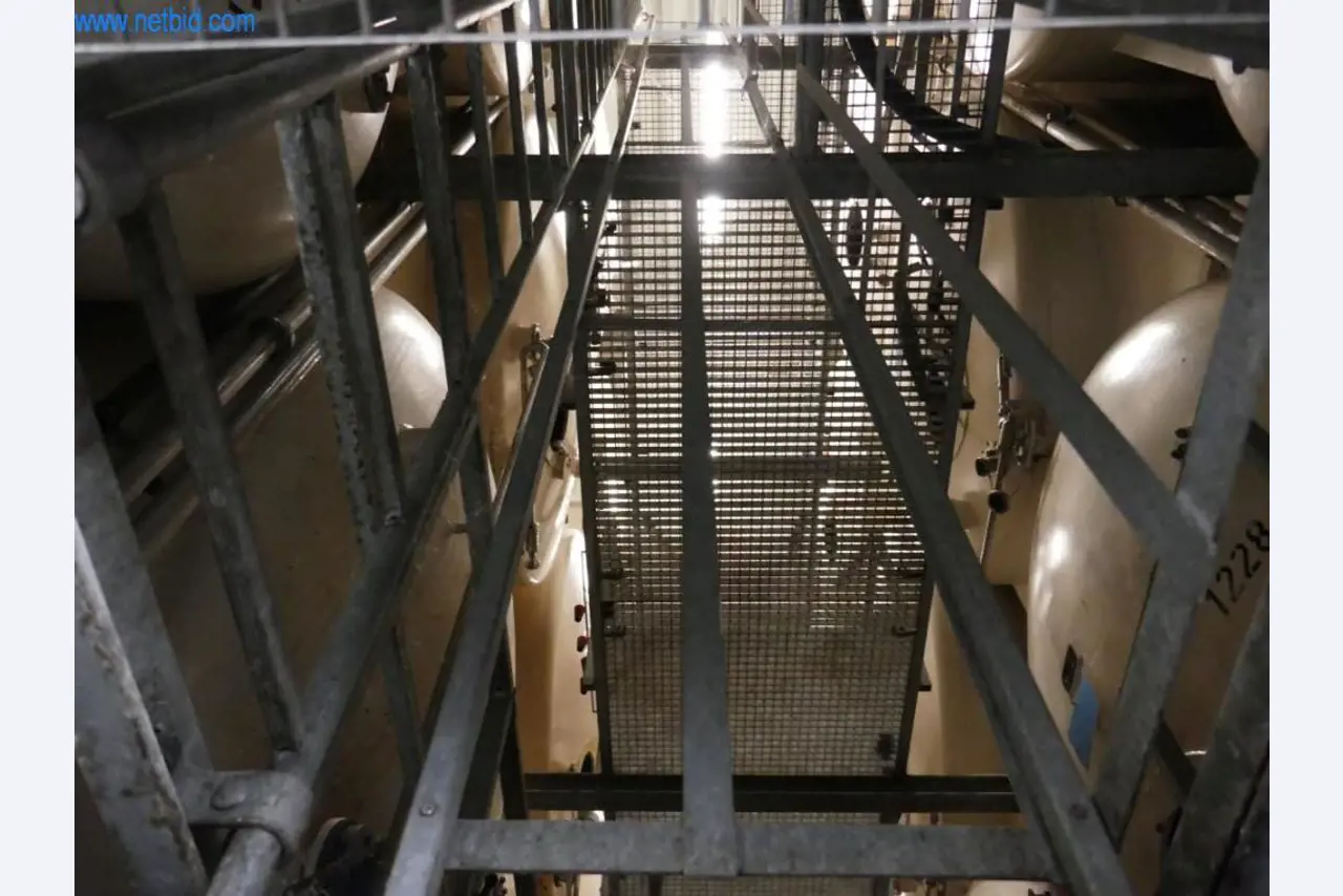 Máquinas, acessórios para máquinas, veículos e armazém de vinhos espumantes-2